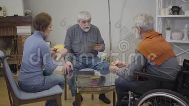 白人老人在<strong>养老院</strong>和朋友打牌的肖像。 退休人员在室内享受夜晚。 重点